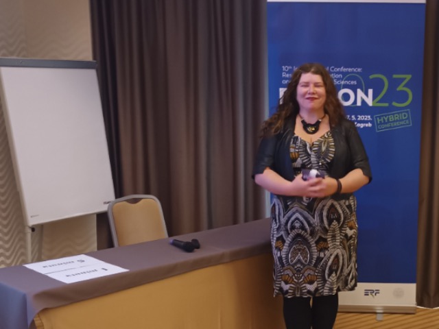 Raziskovalka Eva Bertok na konferenci ERFCON v Zagrebu