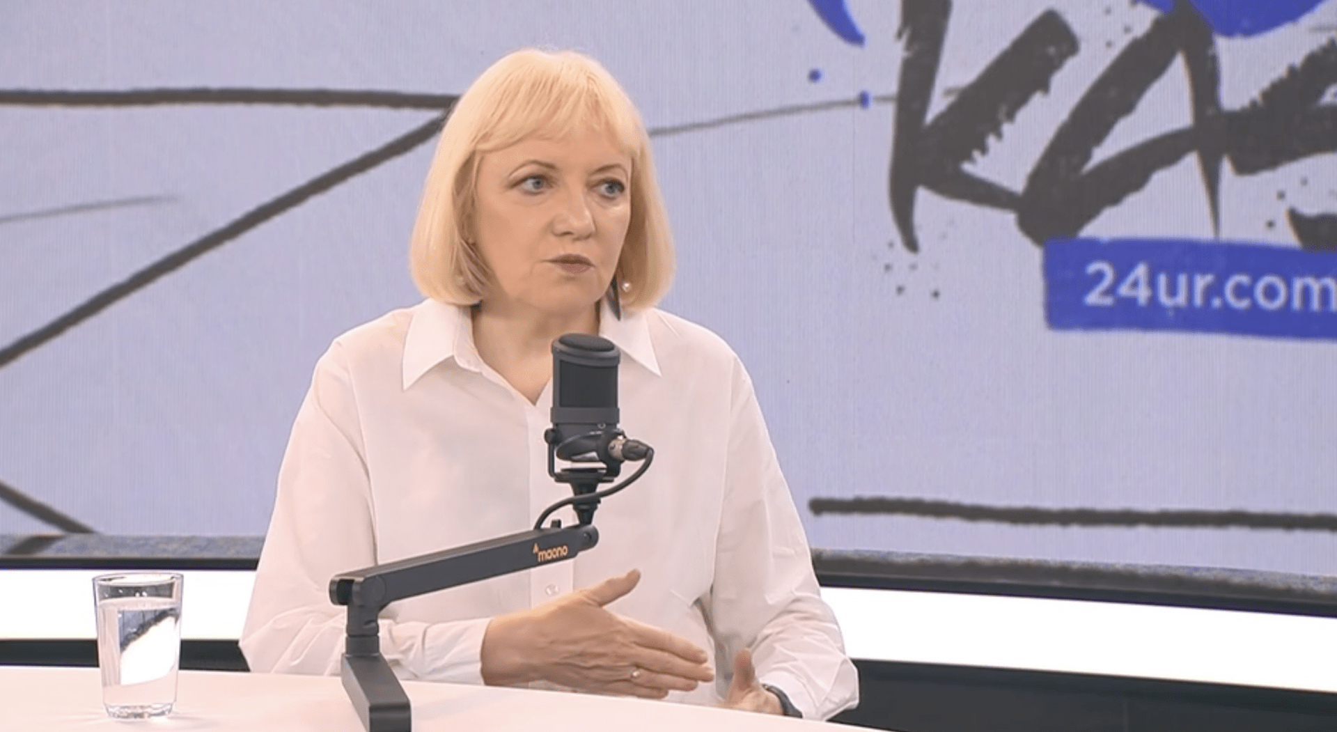 Mojca M. Plesničar med pogovorom v oddaji